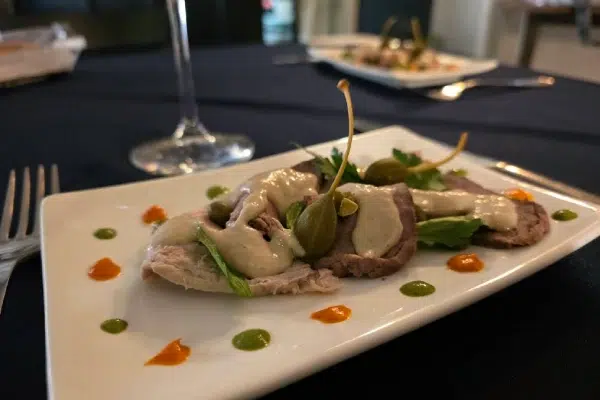 Plat de vitello tonnato avec câpres
